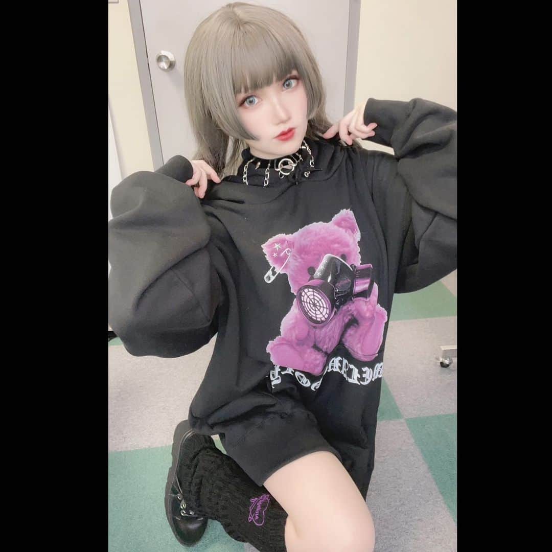 赤木クロのインスタグラム：「２月２７日 14時〜17時 Amiligeラフォーレ原宿店さんにて来店イベントがあります！ コラボパーカーが出ます🧸🖤(写真で着てるパーカーです) ユニセックスなので男女問わず着れます😈  詳しくは公式サイトかストーリーにて よろしくお願いします🖤」