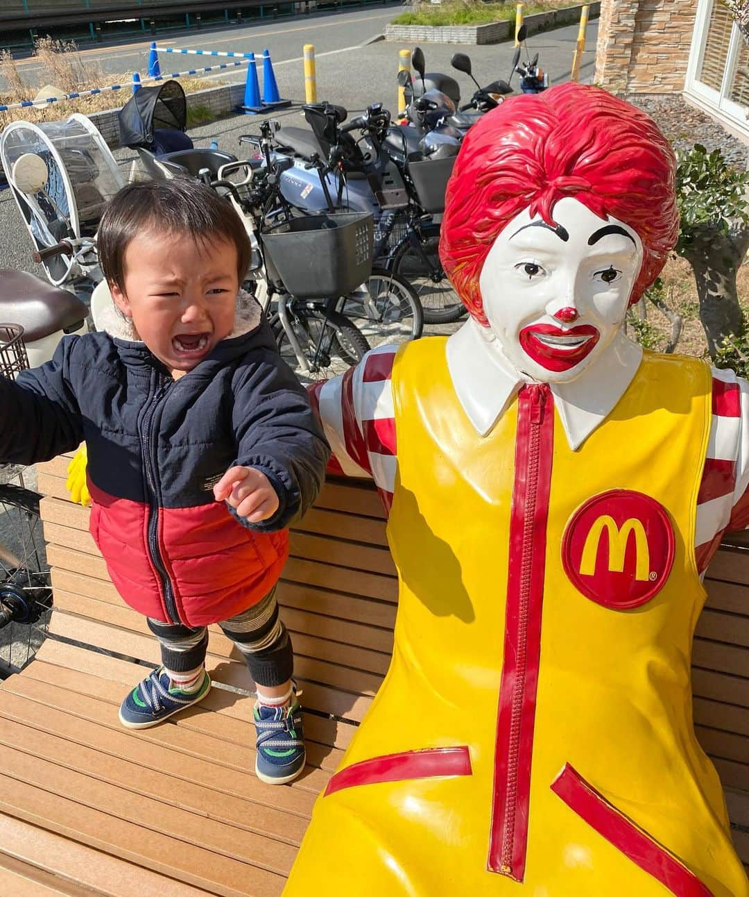 輝良まさとのインスタグラム：「・ 土日と午前・午後とも公園へ‼️ 公園×4😂 めちゃくちゃ動き回って良く遊んでだね👍  最近地図と睨めっこして自転車で行ける範囲で割と大きめの公園を新規開拓するのが土日の習慣になってます😂😂笑  真那人と一緒に公園で遊んでるはずなのに全然痩せなくてむしろ肥えてきてる（＝そんだけ良く食べてプラスおやつまで食べたりしてるから😭笑）  真那人は初めてマックのドナルドを見てギャン泣きしてました😂😂 ドナルドって結構怖いよね😅笑  さて、また明日から1週間頑張りましょ〜❣️ おやすみなさーい💤  #休日#土日#公園巡り#新規開拓#よく遊んだ#ドナルド#怖い#レインボーベビー#レインボーベビー真那人#令和元年ベビー#6月生まれ#1歳#1歳8ヶ月#1歳半#赤ちゃん#赤ちゃんのいる生活#ままのて#ママリ#ベビフル#可愛い#愛おしい」