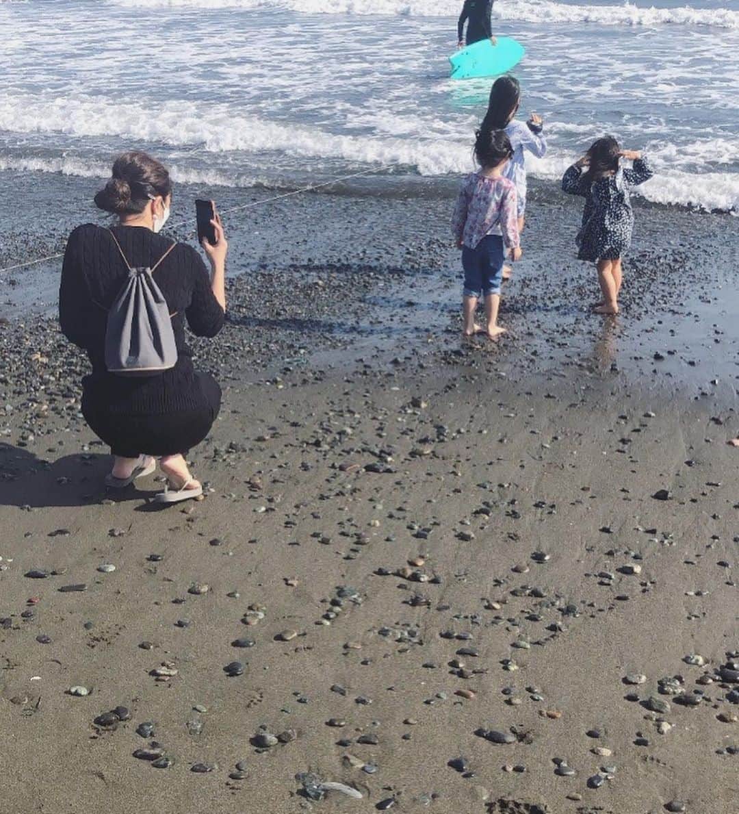 鈴木六夏さんのインスタグラム写真 - (鈴木六夏Instagram)「ピチピチと、なんて可愛いのGirls♡ そんな彼女たちの後ろ姿を眩しく追いかける40歳girl 本年度も「ビーサン、はじめました🩴♪」」2月21日 23時55分 - rikuka.62
