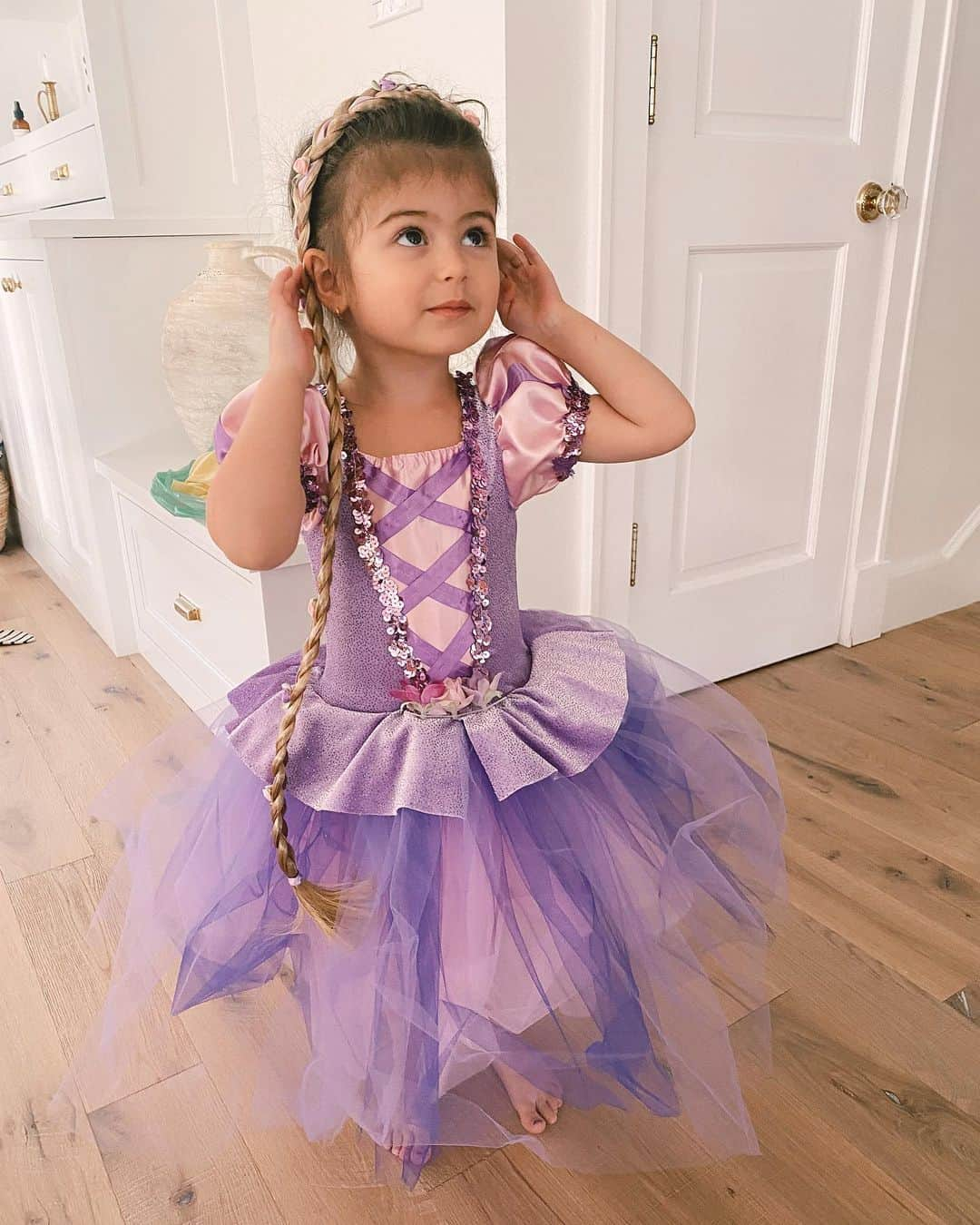 Sazan Hendrixさんのインスタグラム写真 - (Sazan HendrixInstagram)「I don’t know who was more thrilled: Teeny when she saw that she earned this princess dress after filling up her cotton ball jar for good behavior 👸🏻 or me when I actually found a dress that wasn’t gonna glitter up my floor/couch/bed/toilets/etc 😆✋🏼 #momwin #toddlerlife #feelingherself」2月21日 23時57分 - sazan