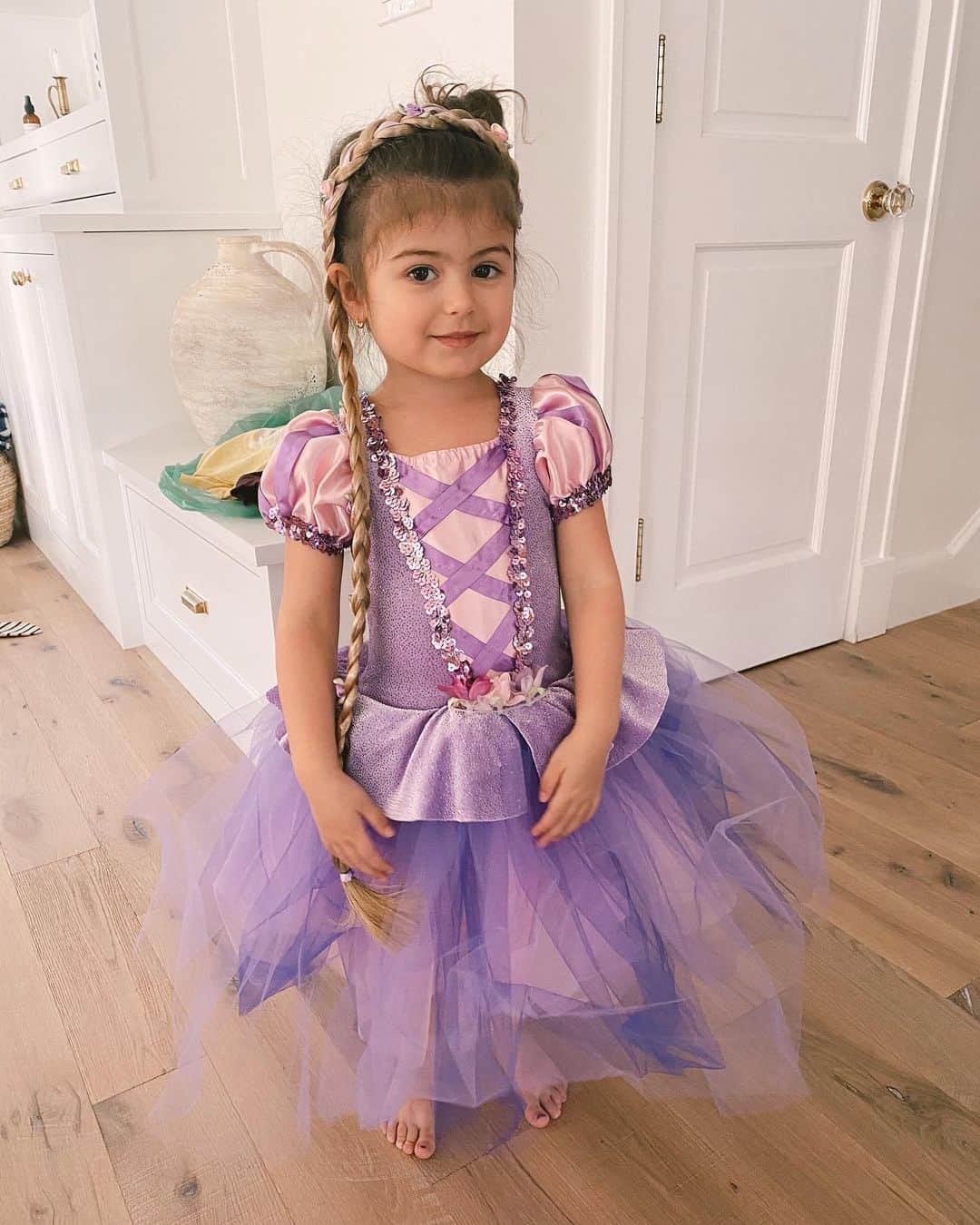 Sazan Hendrixさんのインスタグラム写真 - (Sazan HendrixInstagram)「I don’t know who was more thrilled: Teeny when she saw that she earned this princess dress after filling up her cotton ball jar for good behavior 👸🏻 or me when I actually found a dress that wasn’t gonna glitter up my floor/couch/bed/toilets/etc 😆✋🏼 #momwin #toddlerlife #feelingherself」2月21日 23時57分 - sazan