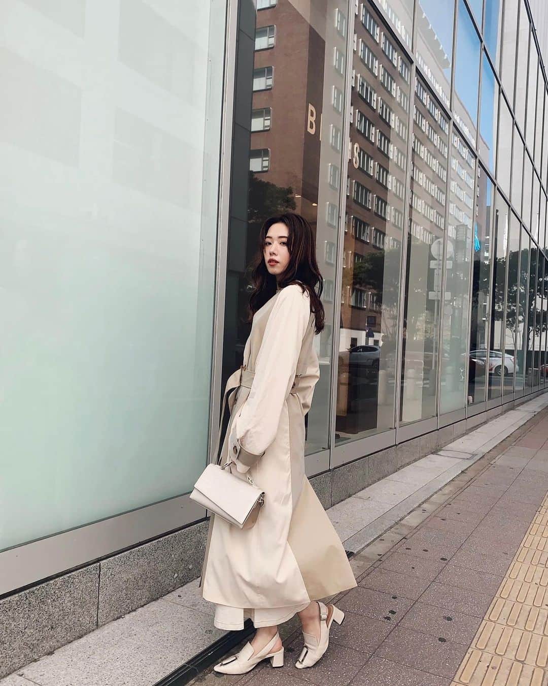 上地雅弥 MURUAのインスタグラム：「配色とシルエットが可愛い#スイッチカラートレンチコート 🧥 可愛いアウターいっぱいだから、お客様と一緒に悩む悩む。。笑 今年のmuruaのアウター、良い意味で選ぶの大変😂😂w . . #murua #murua_official #murua_by_staff #トレンチコート #春アウター #スプリングコート」