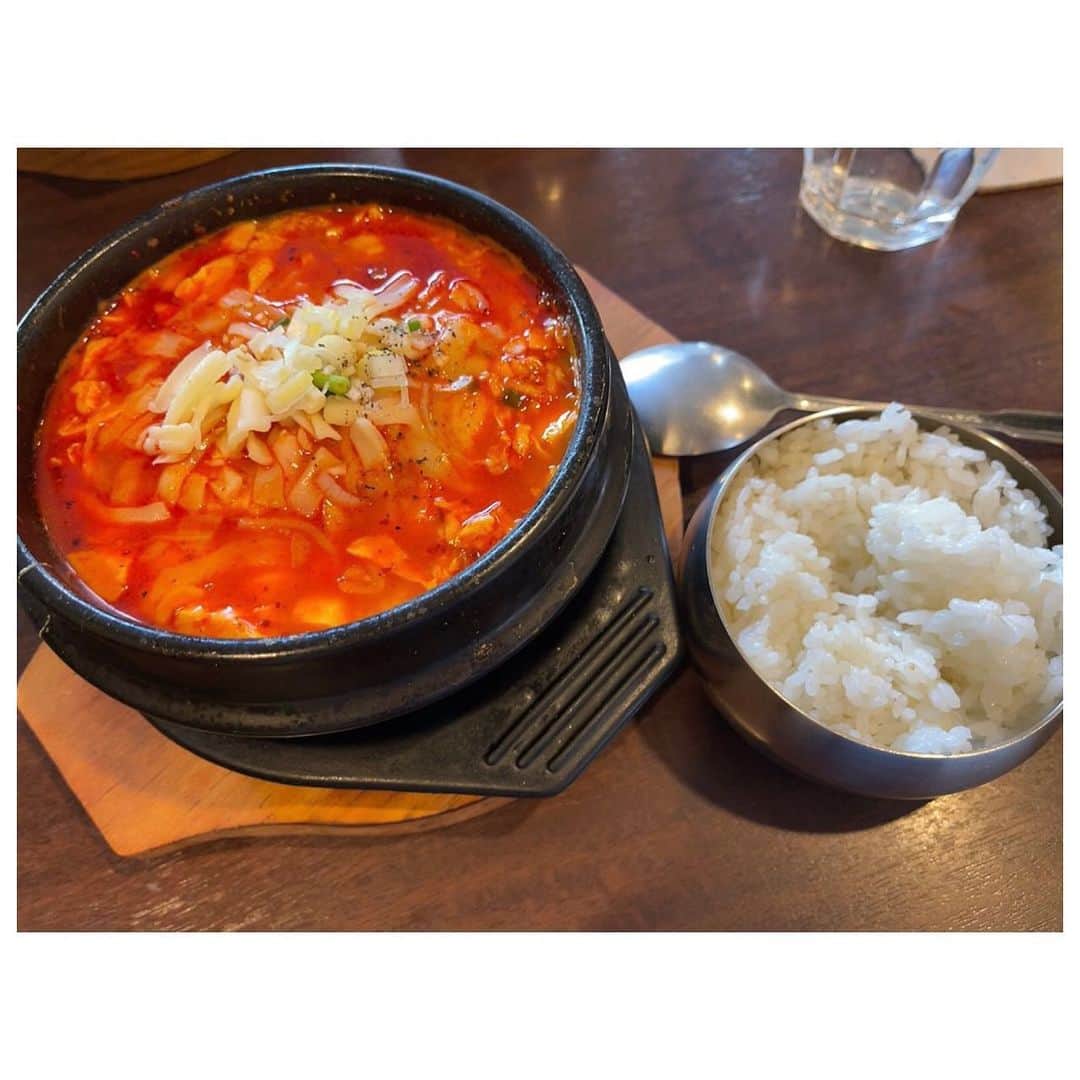 山口瑠璃のインスタグラム：「韓国料理にハマりにハマってて、とりあえず辛い刺激があるものが食べたい！！ そしてお米ももりもり食べたい！ってなってる。 でも結局もりもり食べられるほどの胃袋は持ち合わせえないって言う。  #韓国料理 #純豆腐 #純豆腐チゲ #赤羽 #韓国ランチ #韓国グルメ #スンドゥブ #純豆腐チーズ」