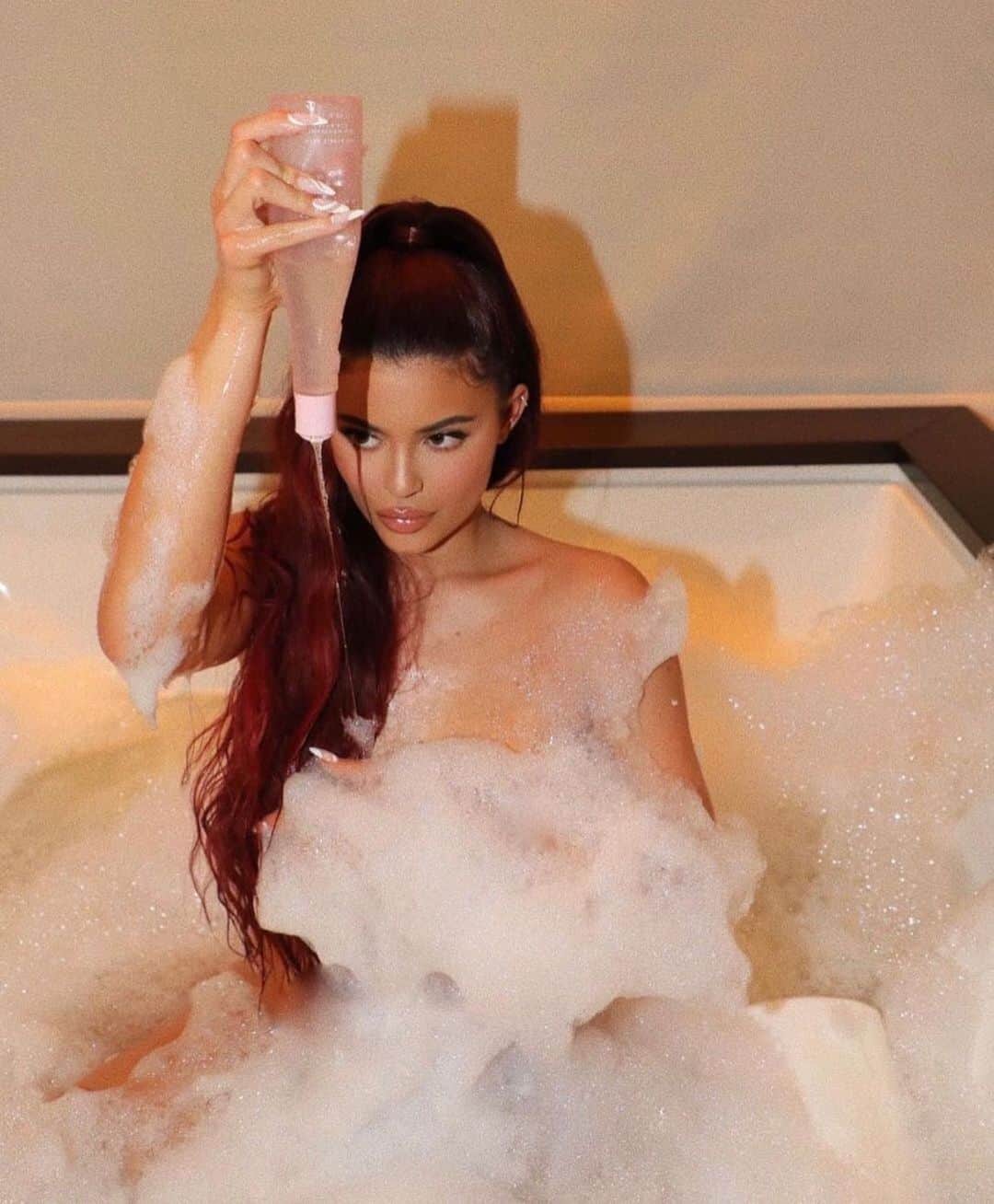Kylie Cosmeticsさんのインスタグラム写真 - (Kylie CosmeticsInstagram)「self-care sunday 🛁 boss bae @kyliejenner using the @kylieskin rose bubble bath 💕 this formula leaves skin feeling luxuriously soft and nourished!」2月22日 0時00分 - kyliecosmetics