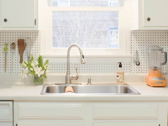 HGTVさんのインスタグラム写真 - (HGTVInstagram)「A pegboard backsplash? Now that's an idea we can get behind. 😍⁠ ⁠ A little outside-of-the-box thinking goes a long way in helping you achieve the organized kitchen of your dreams. 💫 Of course, functional-yet-cute storage items, like rolling carts, clear bins and floating shelves, don't hurt either. 😉⁠ ⁠ Find our best tips and favorite products for organizing the kitchen when you click this image at the link in our profile. 🛍🔝⁠ ⁠ Design by @joannepalmisano⁠ 📸 Susan Teare⁠ ⁠ #shopping #kitchen #organization #storage #kitchenbacksplash #homeideas #freshstart」2月22日 0時01分 - hgtv