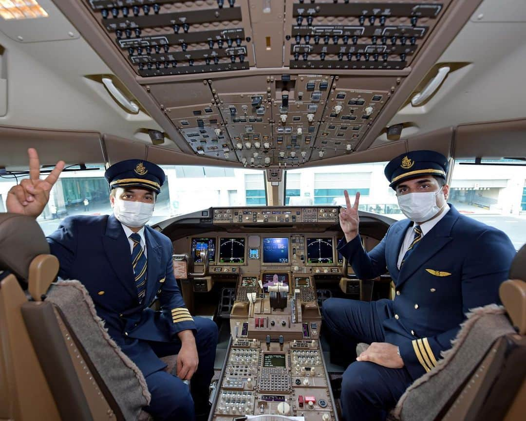 エミレーツ航空さんのインスタグラム写真 - (エミレーツ航空Instagram)「Today, we became one of the first airlines in the world to operate a flight with fully vaccinated frontline teams servicing customers at every touchpoint of their travel journey.  EK215 from @DXB to Los Angeles was safely supported by check-in, security, Business and First Class lounge and boarding gate employees, as well as engineers, pilots and cabin crew who made the choice to be fully vaccinated.  In just over a month, our 26,000 strong UAE frontline workforce has received both doses of the COVID-19 vaccine.  Our commitment to the health and safety of our employees and customers is as strong as ever. Protecting our people with vaccinations is important and provides an additional layer of protection for our customers when they travel with us.  @flylaxairport #FlySaferWithEmirates #FlyEmiratesFlyBetter #EmiratesAirline」2月22日 0時00分 - emirates