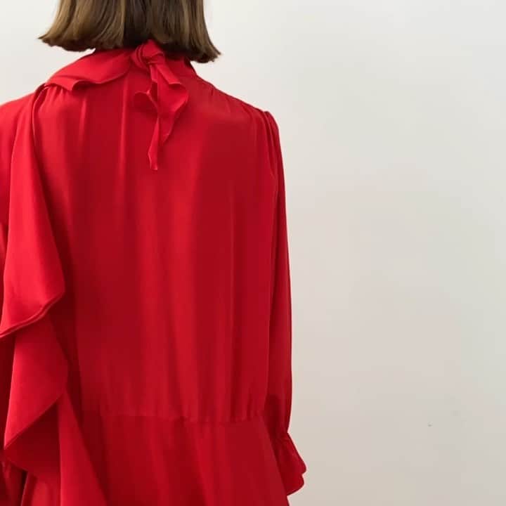 シャロン ワコブのインスタグラム：「Red silk dress spring 2021 #spring #sharonwauchob #ss21」
