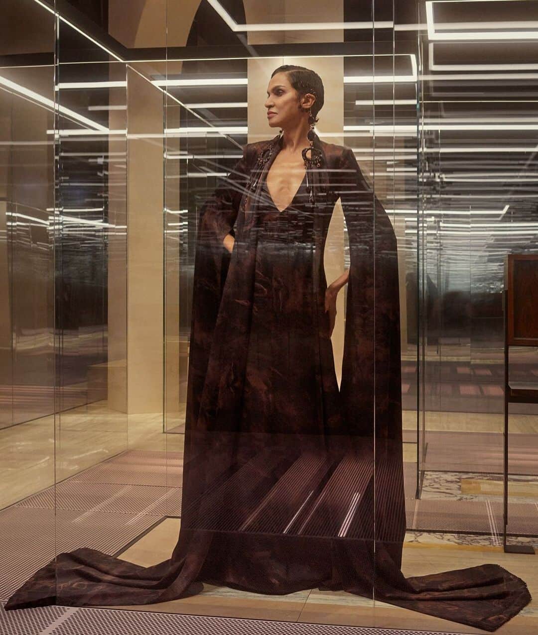 Fendiのインスタグラム：「Vanessa Bell, Duncan Grant, and the eternal language of Italian sculpture. The diverse artistic sources that shaped @MrKimJones’ debut #FendiCouture show are clearly evident in the collection’s dramatic shapes and ornate detailing.  Artistic Director of Couture and Womenswear Collections: @MrKimJones  Creative Director: @Ronnie.Cooke.Newhouse Photographer: @caspersejersenstudio  Model: @faridakhelfa」