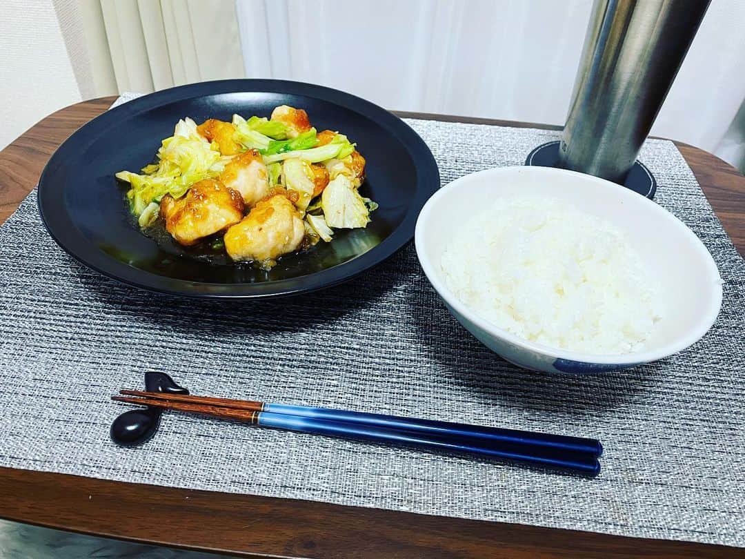 沢村玲/REIのインスタグラム：「ごめん！いつも夜中に飯テロ投稿笑  今日もクックパッドから"キャベツと鶏胸肉のオイスター炒め"  片栗粉をまぶすと鶏胸肉も柔らかくなるからみんなおすすめだよーん！  #クックパッド  #夜食  #簡単ごはん  #料理男子  #料理上手になりたい」