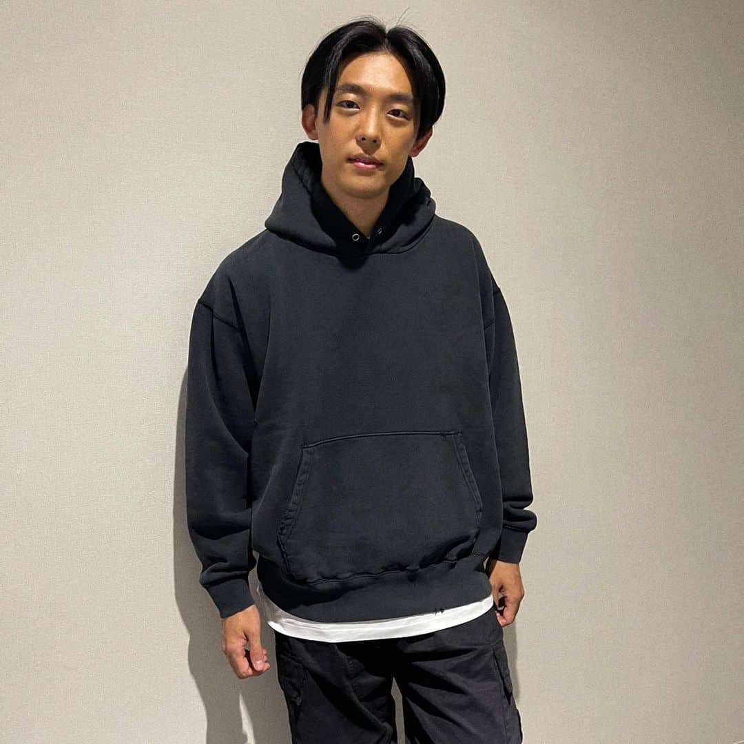 KEN THE 390のインスタグラム：「新曲リリース&アルバムリリース情報解禁から、怒涛の1週間でした。  自分の作品も、プロデュースワークも、どちらも世に出るときは嬉しいですね。使う頭は少し違う気もしますが、どちらも全力で取り組んでいるので。  来週はこれまた毛色の違う展開で、レッドアイズというドラマに少し出たりしてます。  最後に、 アルバム予約、ビルボードライブチケット購入してくれてる皆さんありがとう。どちらも最高なはずなので、楽しみに待っていてください。  #kenthe390」