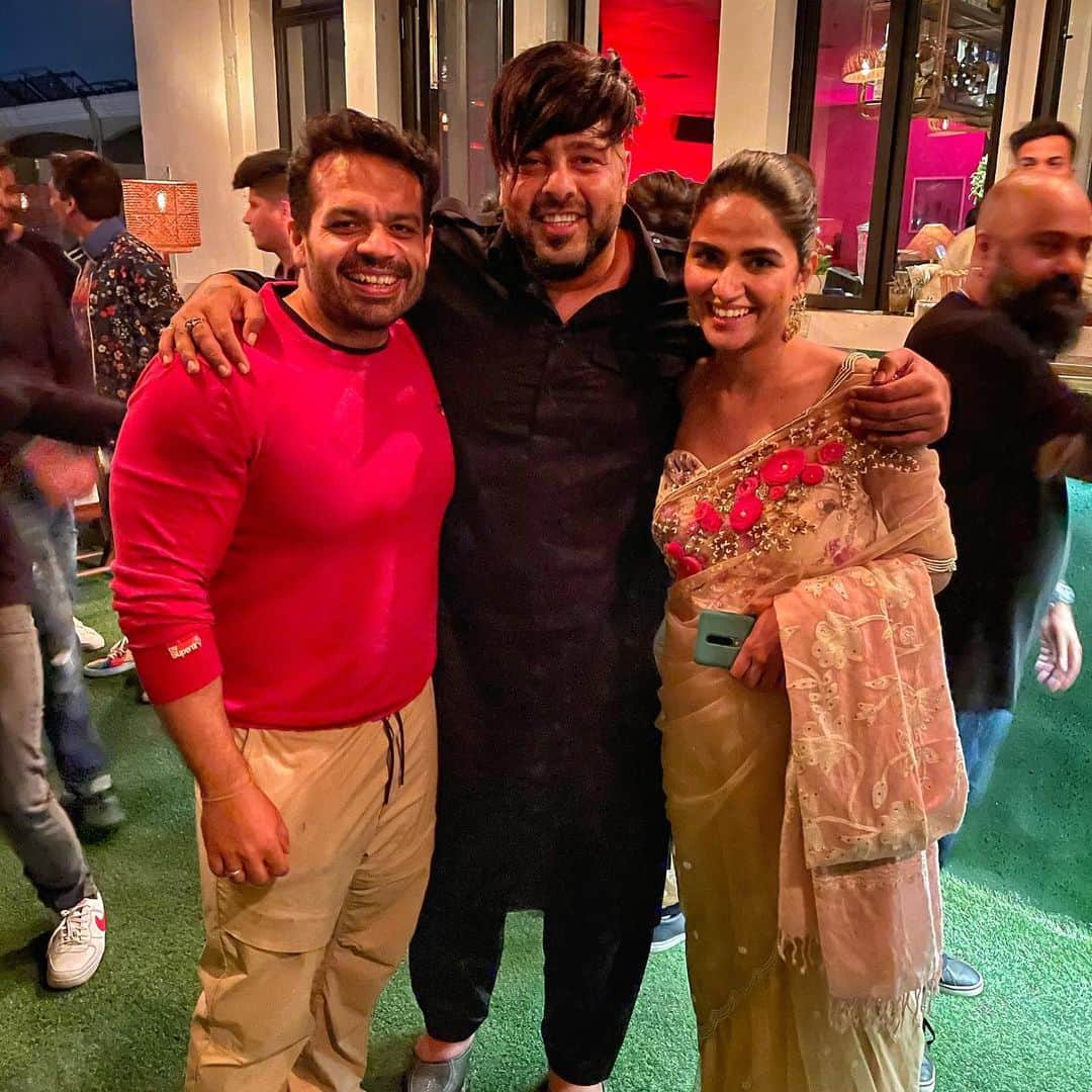 Gaurav Tanejaのインスタグラム：「Met the biggest Aaloo Paratha fan (it’s your boy Baadshah) @badboyshah   . @gurpreetbhasin  Paji Seh Lo Thoda! #flyingbeast #baadshah」