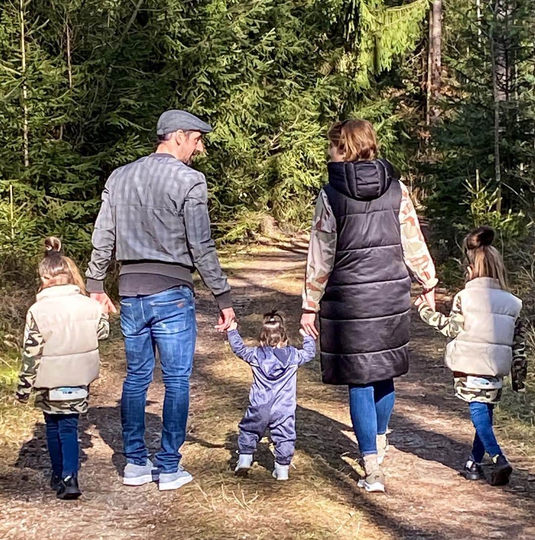 ロベルト・ヒルバートのインスタグラム：「Die schönsten Wege sind die, die du mit deinen liebsten gehst! #sameway #lookforward #familytime #nevergiveup #dontlookback #timeflies #sunday #baba #goodvibes #1903 #kartal #kleeblatt #life」