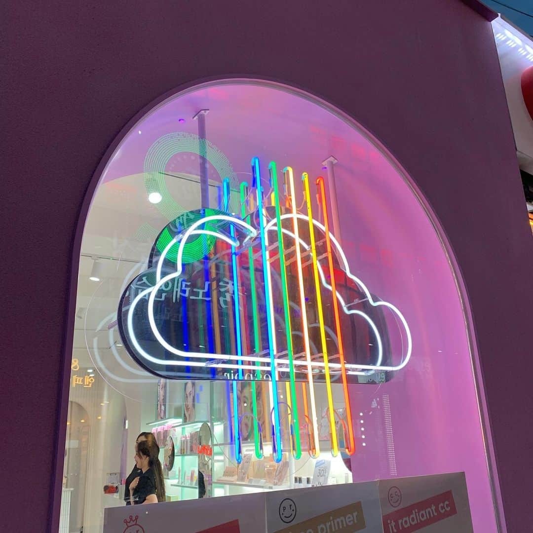 sayocoのインスタグラム：「韓国行きたい欲は増す一方🥲💗☁️🌈 愛の不時着展も気になる。笑 #sayo_trip」