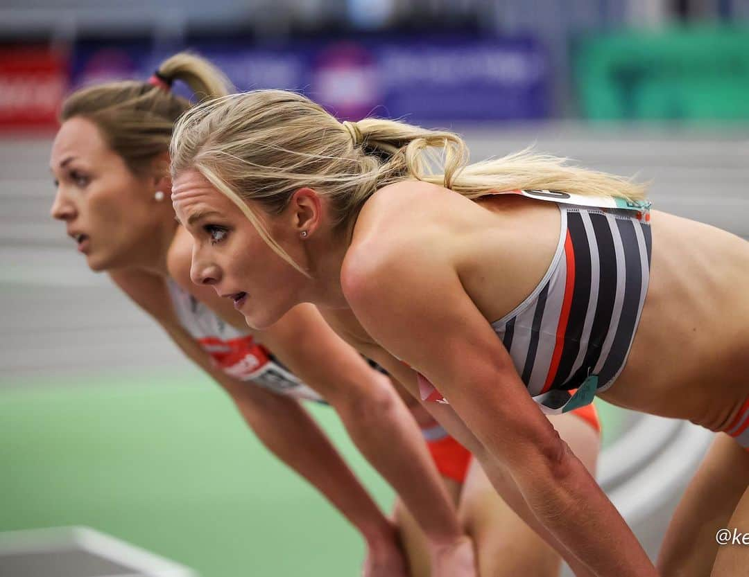 エマ・コバーンさんのインスタグラム写真 - (エマ・コバーンInstagram)「My face when coach says “ok one more rep” 👉 👀 for real?? 👀 👀 👀#anotherone #justkeepgoing (pic @kevmofoto. Hi @elleruns_4_her_life)」2月22日 0時20分 - emmacoburn