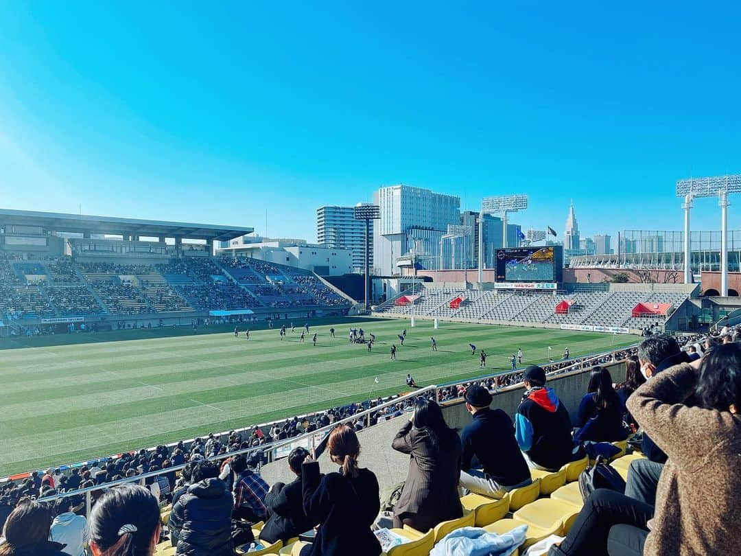 鈴木ゆまのインスタグラム：「トップリーグ開幕🏉  一年振りの試合観戦。 国立競技場も見えて晴天なり。  今年はいくつ試合見れるかなーー。  #ラグビー  #ラグビートップリーグ」