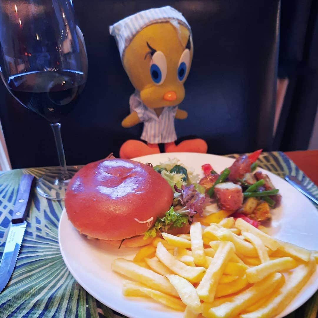 Little Yellow Birdさんのインスタグラム写真 - (Little Yellow BirdInstagram)「Burger & fries, to end a delicious, sunny Sunday! #littleyellowbird #tweety #tweetykweelapis #adventures #yellow #bird #weekend #sunday #sundayevening #dinner #dehavenclub #loosdrecht #sunnyday #spring #burger #fries #hamburger #patat #redwine #wine #stuffedanimalsofinstagram #plushiesofinstagram」2月22日 0時12分 - tweetykweelapis