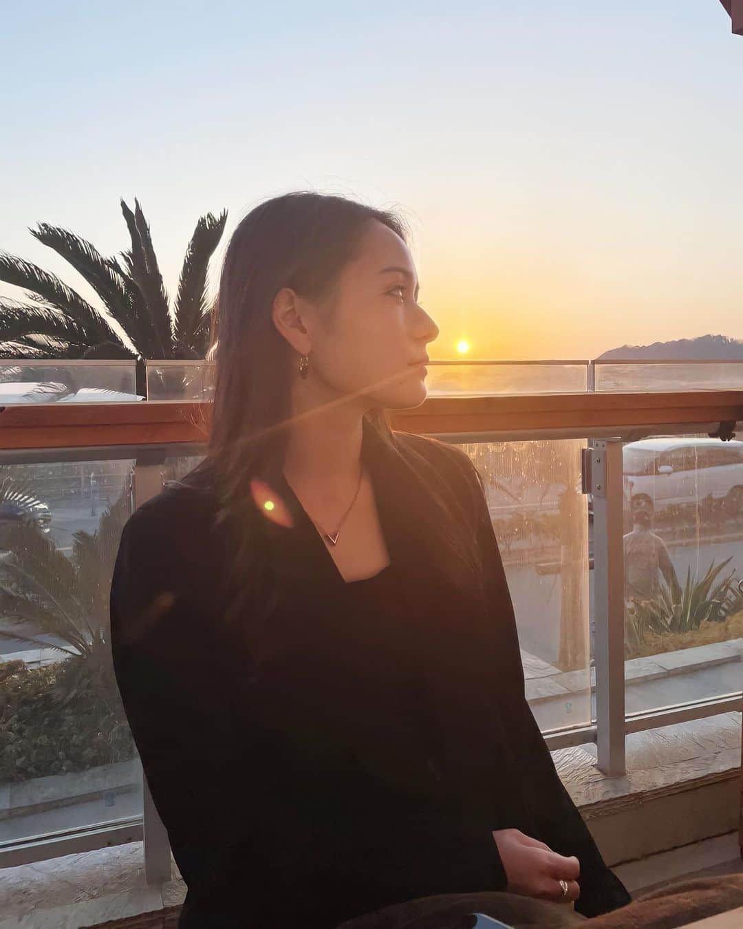 五十嵐みさのインスタグラム：「. sunset🌅 . #鎌倉#湘南#由比ヶ浜#材木座#材木座テラス#夕陽#夕日#夕焼け#海沿い#海#カフェ#テラス席#横顔」