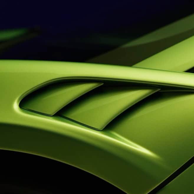 McLaren Automotiveのインスタグラム：「With the McLaren Artura, it's all in the details. Design follows our 'everything for a reason' mantra. A lithe, technical sculpture boasts minimal body shut lines and a simple sleek aesthetic.   Every detail is there to optimise performance, manage airflow and aid cooling. ​  #McLarenArtura​」