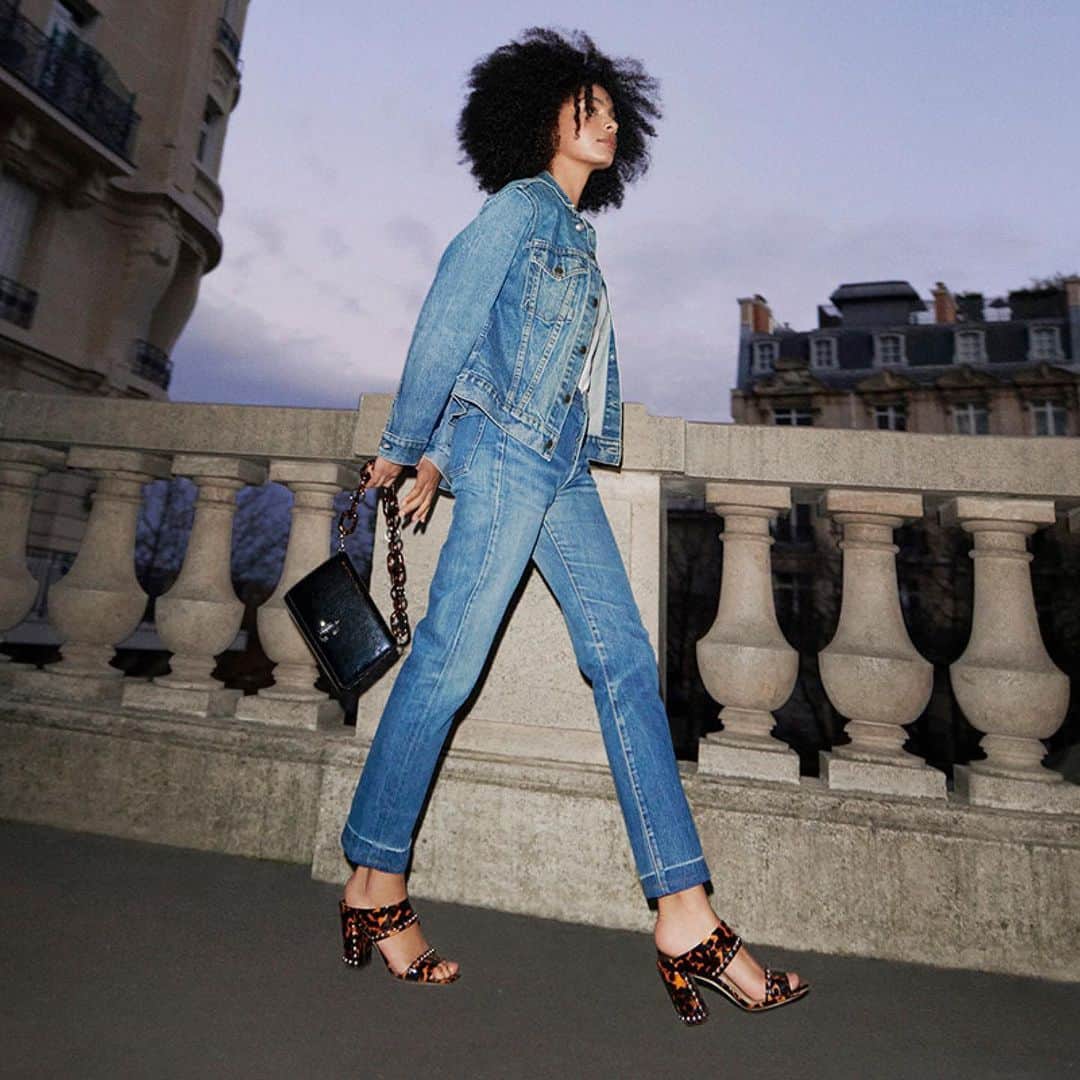 Jimmy Chooさんのインスタグラム写真 - (Jimmy ChooInstagram)「This season's tortoiseshell print is the perfect partner to elevate daytime denim. The MATTY mule styled with the #JimmyChooVARENNE CLUTCH bag #JimmyChoo」2月22日 0時23分 - jimmychoo
