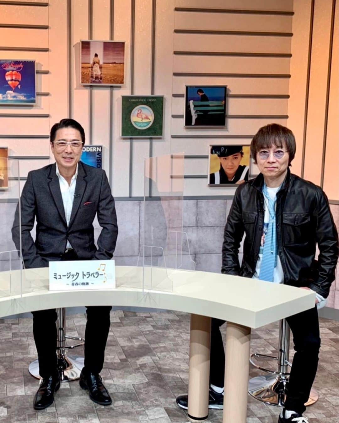 黒田アーサーのインスタグラム：「今回のミュージックトラベラー収録ではゲストに…  JUN SKY WALKER(s)の宮田和弥さん💕  原田真二さん💕  なんとも豪華なお2人をお迎えしました❣️  宮田和弥さんとはご縁がありまして、  同じボイトレの先生であったり、  なんとお誕生日が2月1日で一緒‼️  その話で盛り上がりました😉👍  もちろんジュンスカの話題も！  原田真二さんは僕が高校生の時  甘いルックスでデビューした実力派のシンガーソングライター！  本人はアイドルと言われる事に抵抗が…  そんな貴重な裏話しで盛り上がりました！  宮田和弥さんがゲストの回は 千葉テレビ 3月9日(火) 8:30〜9:00 BS12  3月13日(土) 6:30〜7:00  原田真二さんがゲストの回は 千葉テレビ　 3月16日(火) 8:30〜9:00 BS12  3月20(土) 6:30〜7:00  皆さん是非ご期待下さい❣️  #千葉テレビ放送  #ミュージックトラベラー青春の軌跡  #毎週火曜日放送中  #bs12トゥエルビ  #毎週土曜日放送中  #ゲスト #junskywalkers  #宮田和弥 #原田真二 #司会 #黒田アーサー #アシスタント #山口みさと #アイビーレコード酒井社長」