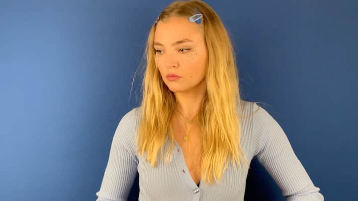 レイチェル・ヒルバートのインスタグラム：「My relationship with this blue screen, if you guys have been following my stories you would get it. Light testing and this happens everytime. 👍🏼👍🏼😁🤬」