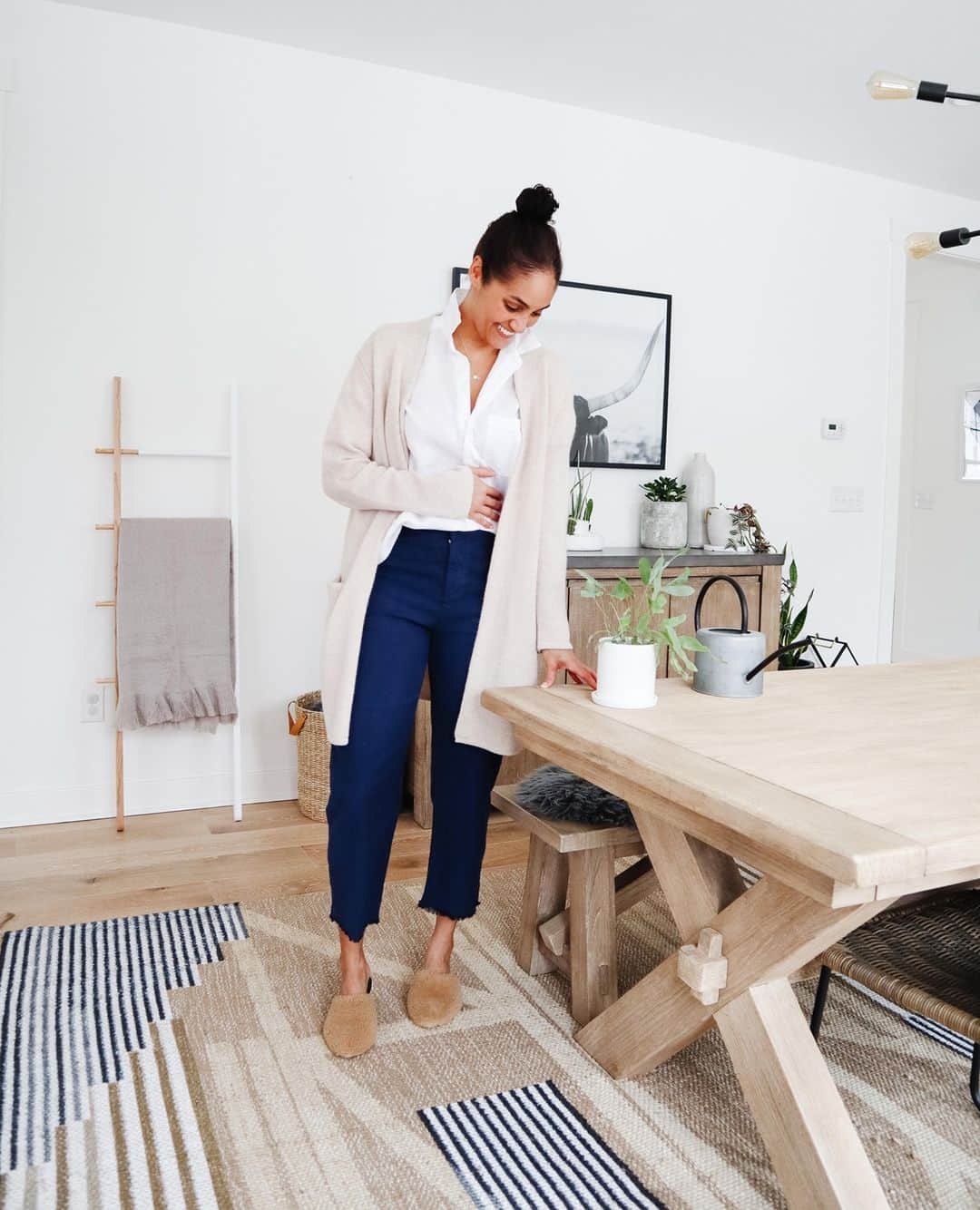 フランク&アイリーンのインスタグラム：「Danielle has that pitch-perfect taste we all admire—minimal, neutral, and utterly functional. Recently, @thehouseonhillsidelane got cozy in her new Kinsale and we had to share her look. To keep up with Danielle's evolving aesthetic, follow her on IG! #FrankandEileen⁠」