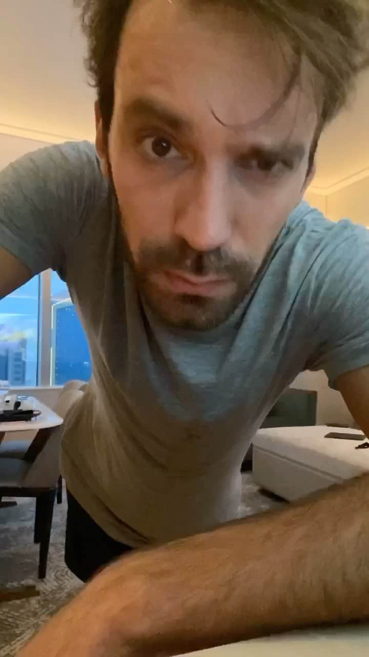 ジャン＝エリック・ベルニュのインスタグラム：「Trying to time laps our time in our hotel room 😂 Any other recommendations?」