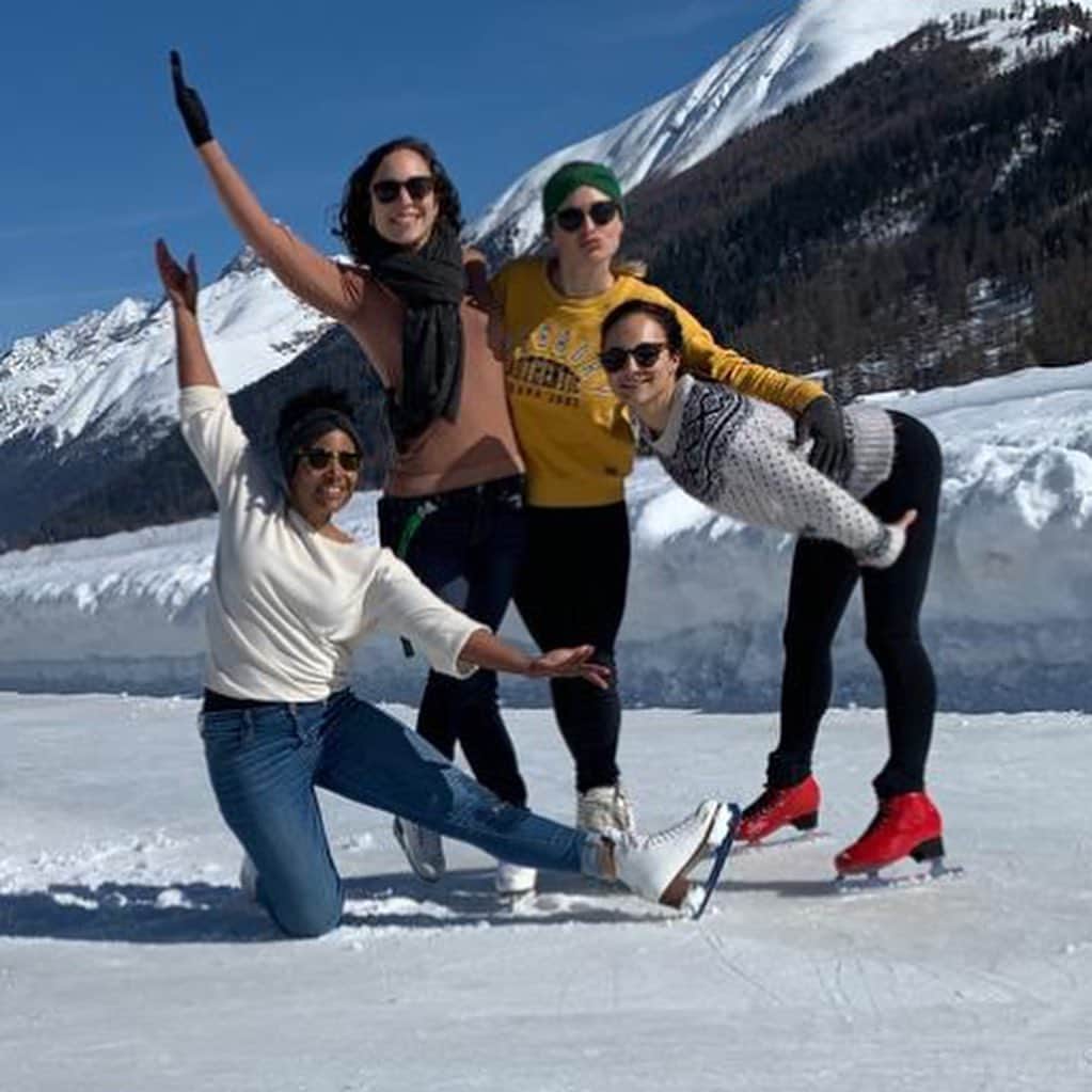 サラ・マイアーのインスタグラム：「Girls weekend on ice and snow ⛸❄️🌟😍 . #skating #iceskating #figureskating #mountains #girlsweekend #iceicebaby #eiswegmadulain #engadin #pontresina #stmoritz」