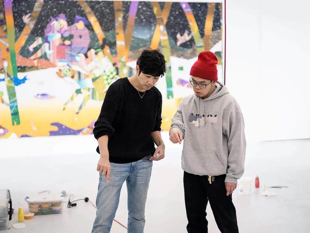 松山智一のインスタグラム：「At the studio , a few years ago.  数年前のスタジオにて。制作スタッフの秀士と。@shutookayasu  今年2021年より独り立ち。卒業！✊🏻✊🏻✊🏻何年もうちのスタジオでしごかれまくった経験あれば、ここNYで生き残れる！(傷の舐め合いしなきゃ、笑)」
