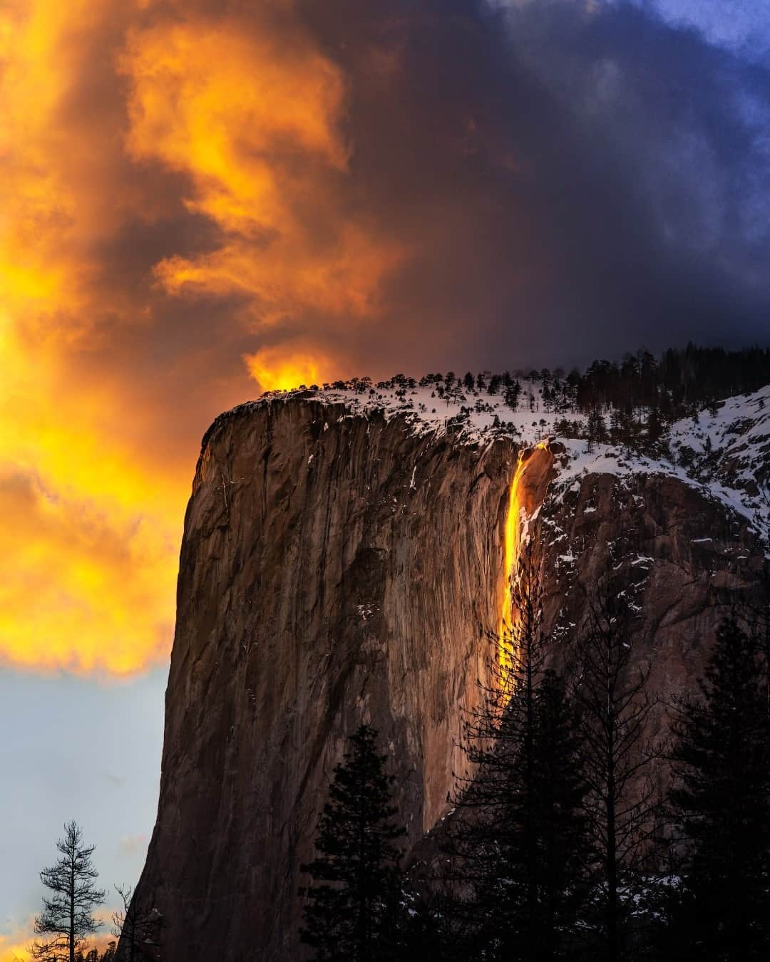 アメリカ内務省さんのインスタグラム写真 - (アメリカ内務省Instagram)「For a short time in February -- if the conditions are perfect -- Horsetail Fall at Yosemite National Park in #California glows red and orange and looks like lava falling down the side of El Capitan. Visitors flock to the park every year to see this phenomenon, which happens when sunset hits the waterfall at just the right angle, illuminating the water and mist in brilliant orange light. If you have a chance to witness #Yosemite’s Firefall, remember to go slow, plan ahead, mask up and share the amazing views. Photo of 2019 #Firefall courtesy of Daniel Berson (@bersonphotos). #RecreateResponsibly #usinterior #YosemiteNationalPark」2月22日 0時31分 - usinterior