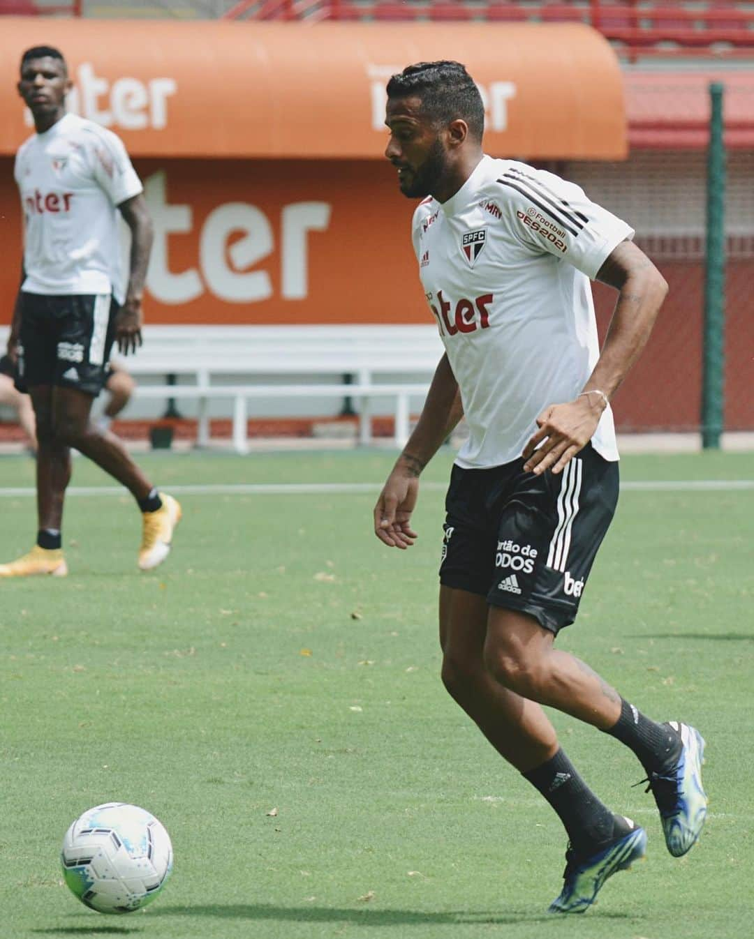 São Paulo FCさんのインスタグラム写真 - (São Paulo FCInstagram)「⚽️ Último treino antes do embarque para o Rio de Janeiro. ⠀⠀⠀⠀⠀⠀⠀⠀⠀ 🆚 Botafogo 🏟 Engenhão 🗓 22/02/2021 ⏰ 20h ⠀⠀⠀⠀⠀⠀⠀⠀⠀ #VamosSãoPaulo 🇾🇪 ⠀⠀⠀⠀⠀⠀⠀⠀⠀ 📸 Erico Leonan / saopaulofc」2月22日 0時31分 - saopaulofc