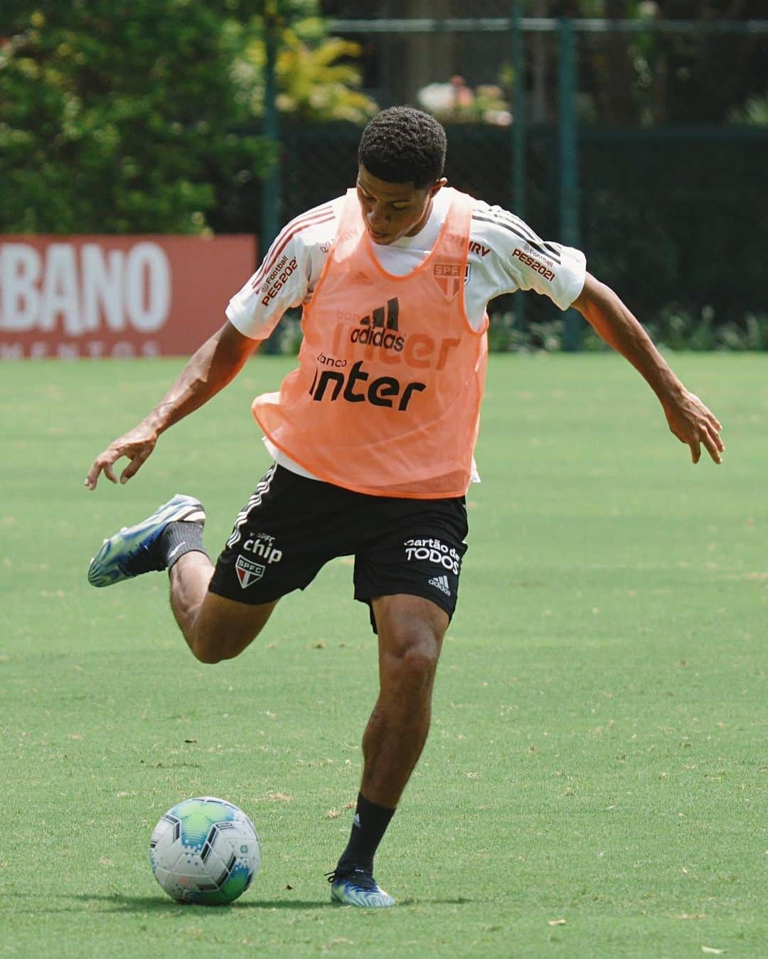 São Paulo FCさんのインスタグラム写真 - (São Paulo FCInstagram)「⚽️ Último treino antes do embarque para o Rio de Janeiro. ⠀⠀⠀⠀⠀⠀⠀⠀⠀ 🆚 Botafogo 🏟 Engenhão 🗓 22/02/2021 ⏰ 20h ⠀⠀⠀⠀⠀⠀⠀⠀⠀ #VamosSãoPaulo 🇾🇪 ⠀⠀⠀⠀⠀⠀⠀⠀⠀ 📸 Erico Leonan / saopaulofc」2月22日 0時31分 - saopaulofc