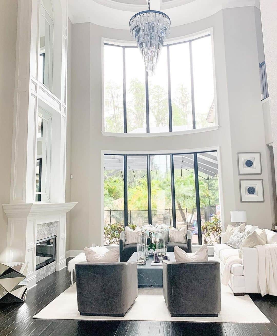 のインスタグラム：「What’s the first thing that caught your eye in this family room? @onepiece_at_a_time_design」