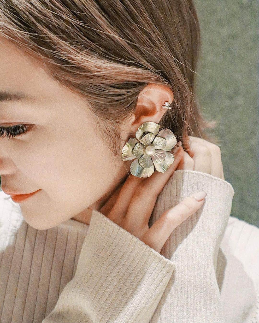 のインスタグラム：「💎💍﻿🌼 ﻿ ﻿ お気に入りのえなさんのイヤリングに﻿ #ミニョンドゥビジュー (@mignon_de_bijoux )の﻿ #イヤカフ をあわせたよ❤︎﻿ ﻿ ﻿ ✔️イヤカフセット スタッズストーン﻿ ロジウム / ゴールド 各¥330﻿ ﻿ 3点セットで300円…﻿ ほんとすごいよね😳🌷﻿ 使える#プチプラ#アクセサリー 👏💫﻿ ﻿ ﻿ ﻿ ﻿ ﻿ 今日もあったかすぎない？！🐝💦﻿ 半袖で出かけるか ギリギリまで迷ったんだけど…﻿ 一応厚手のカーディガン羽織ってきました😂💭笑﻿ ﻿ 春アウターはまだ貸し倉庫にあるから﻿ 羽織るものがないよーーーっ😱💦💔﻿ 𓂃 𓈒𓏸 ‎𓂃 𓈒𓏸 ‎𓂃 𓈒𓏸 ‎𓂃 𓈒𓏸 ‎𓂃 𓈒﻿ #mignondebijoux #pr ﻿ #高見え#オンラインショップ」