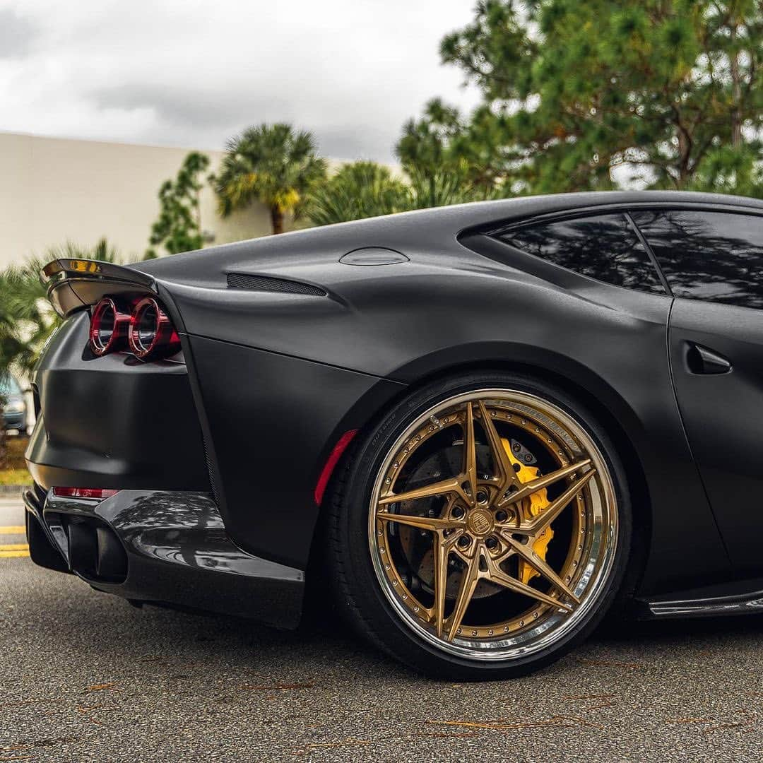 CARLiFESTYLEさんのインスタグラム写真 - (CARLiFESTYLEInstagram)「This Satin black Ferrari 812 on @anrkywheels is perfect 🥵 #carlifestyle #812 #ferrari」2月22日 11時28分 - carlifestyle