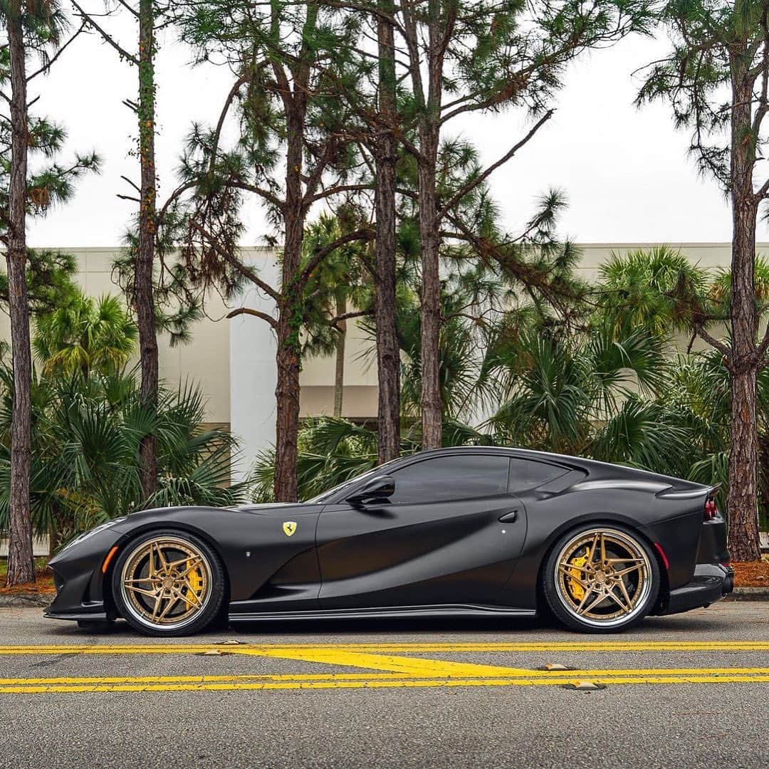 CARLiFESTYLEさんのインスタグラム写真 - (CARLiFESTYLEInstagram)「This Satin black Ferrari 812 on @anrkywheels is perfect 🥵 #carlifestyle #812 #ferrari」2月22日 11時28分 - carlifestyle