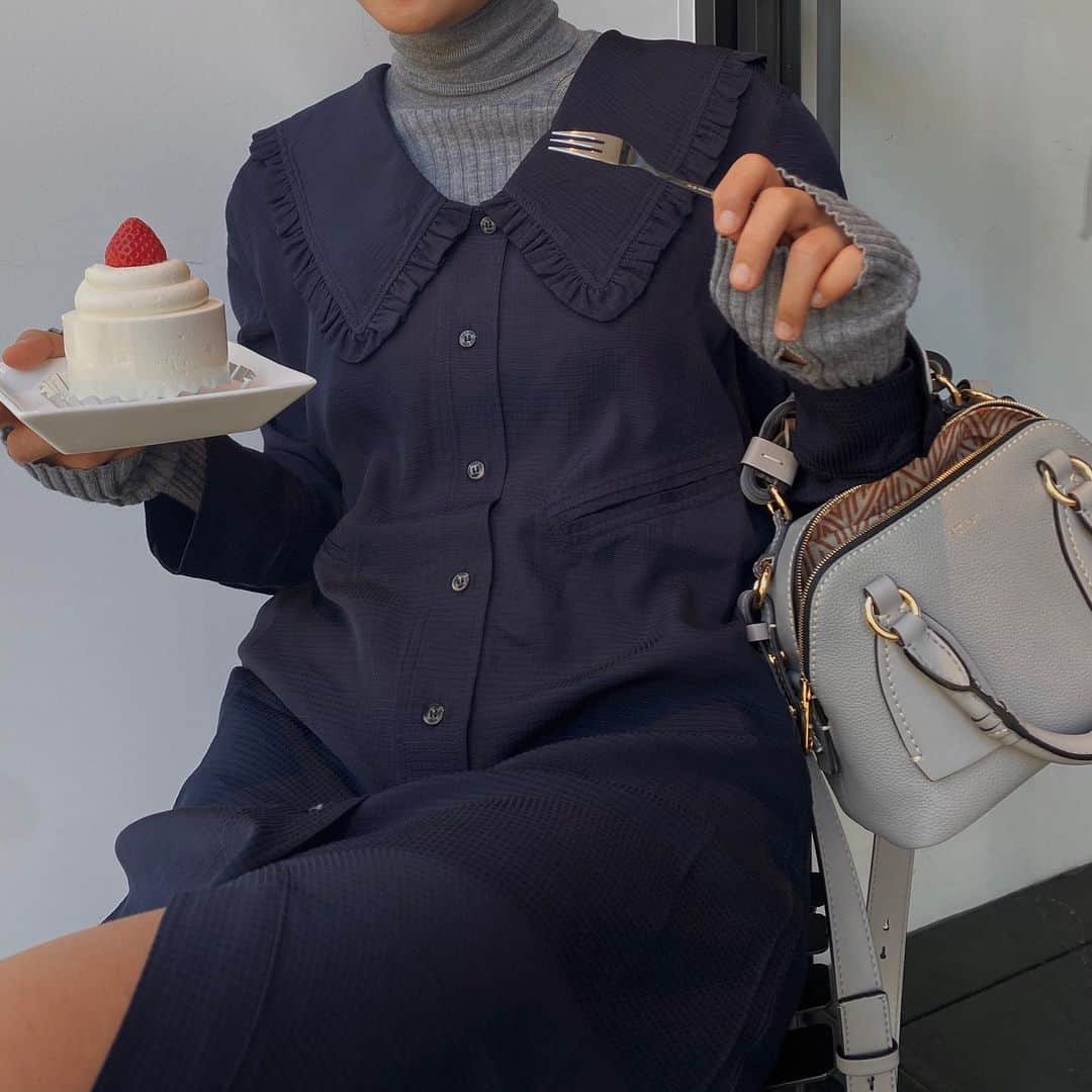 のインスタグラム：「Shirt Dress✨ >>> @ganni   ✔️Oversized Shirt Ripstop ¥30,000 + Tax ✔️Oxford Brush Off (Shoes) ¥44,000 + Tax  ✔️Rib Turtleneck ¥102,000 + Tax @maisonmargiela   ✔️Daria Small Handbag ¥195,000 + Tax @chloe   @restirofficial  RESTIR.com RESTIR STYLISTS APP RESTIR BOUTIQUE  #restir #リステア #ganni #gannigirls #chloe #maisonmargiela #ガニー #クロエ #マルジェラ #fashion」