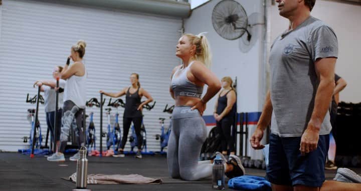 フェリシティー・パルマティアーのインスタグラム：「Shoutout to the crew that keep me sane, fit & healthy 😌@f45_training_margaretriver video: @tavianord」