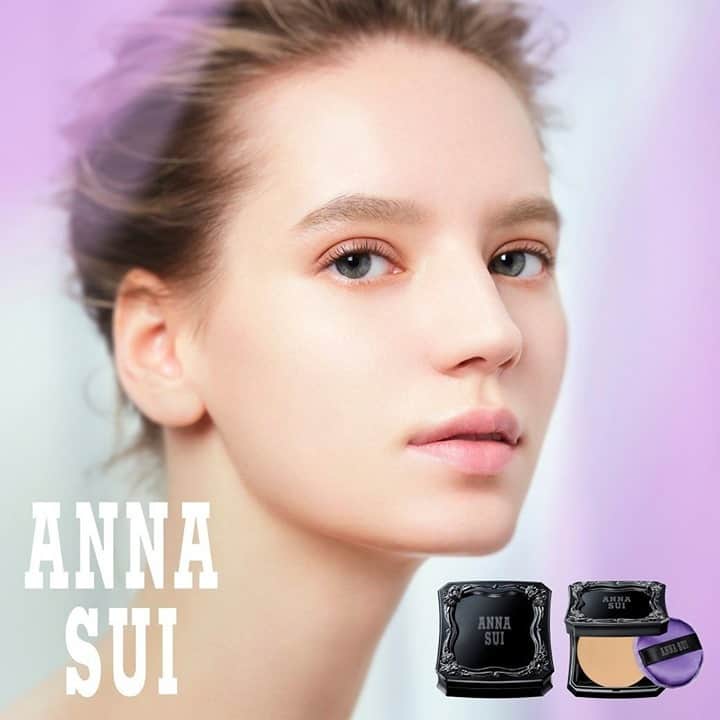 アナスイのインスタグラム：「2021 SPRING COLLECTION⠀ 3月1日（月）発売✨ ⠀ 新ベースメイクアップアイテムがデビュー👑 ⠀ ⠀ 店頭でご予約受付中❣⠀ ⠀ #annasuicosmetics #アナスイコスメティックス #annasui #アナスイ #発売 #新商品 #ベースメイク #パウダーファンデーション#ファンデーション #化粧品 #保湿 #シルキースキン#スプリングコレクション#2021#spring#collection#design#beauty#cosmetics#new#basemakeup」