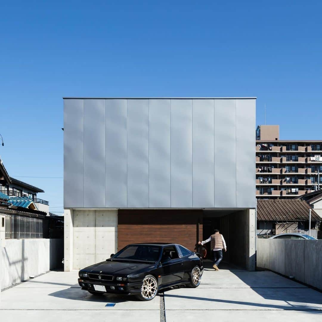 Horibe Associates co., ltd. のインスタグラム：「・ Garage House in Kawagoe  more⇨@horibeassociates  愛車マセラティシャマル を収容するガレージハウスをご希望されたご主人と  愛犬との静かな生活をご希望された奥様のご要望を叶えた  RC木混構造2階建ての中庭型住居  photo @yoheisasakura   #architecture#architect#architecturephoto#architecturephotografy#シャマル#マセラティ#マセラティシャマル#architettura#Kiếntrúc#arquitectura#Architektur#Arkitekture#architexture #マイホーム記録#マイホームメモ#ガレージハウス#maseratishamal#shamal#maserati」