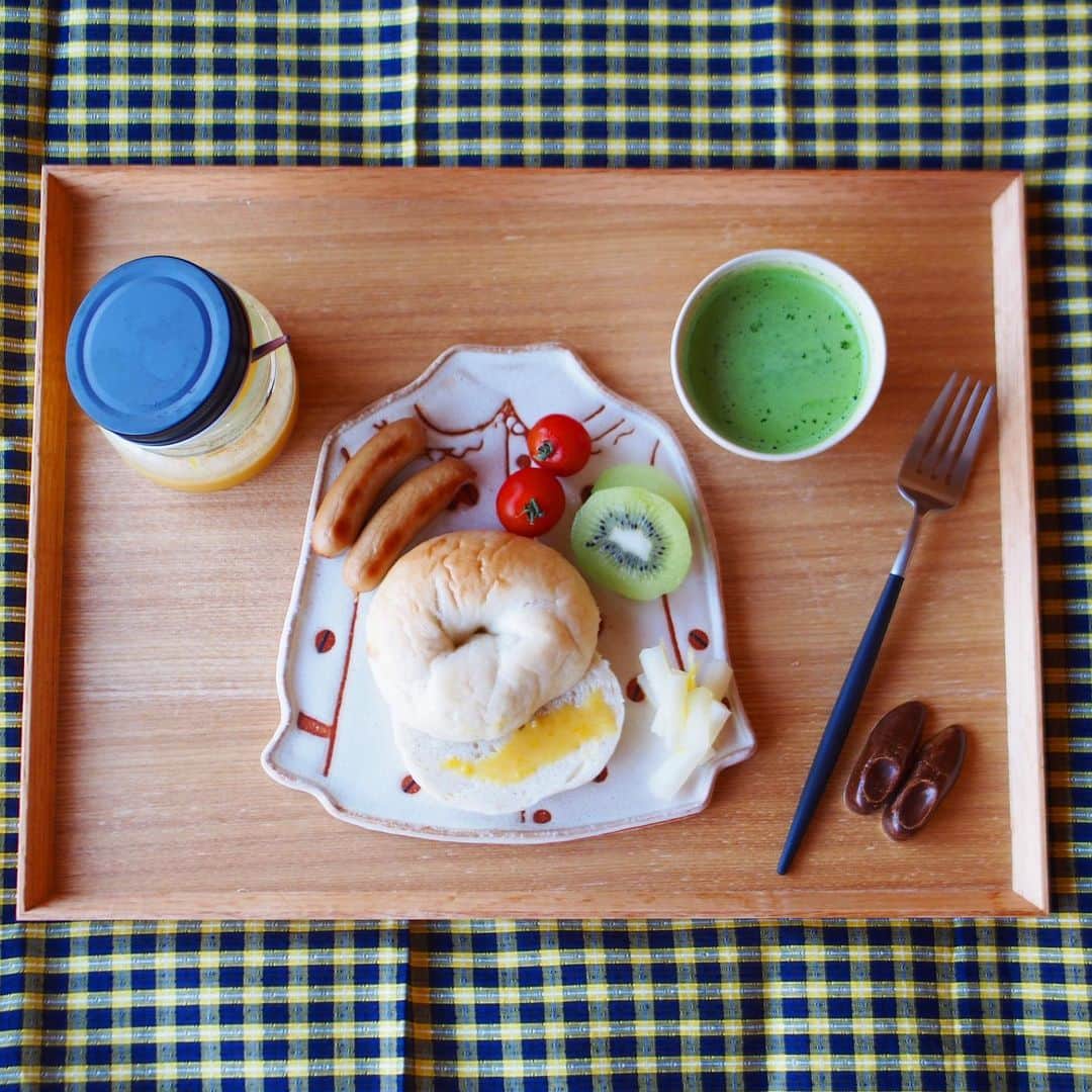 木村涼子さんのインスタグラム写真 - (木村涼子Instagram)「2021.2.22 いただいた無農薬の柚子で 先日作った柚子カードが美味しかったので 無くなる前に記念撮影📷 基本朝は最近はご飯を食べているのですが 柚子カードを食べるために KAMOGAWA BAKARYの食パンと ベーグルを買ってきた 国産小麦100%で作られたパンは モッチモチでとっても美味しいです♡ お友達にいただいた星の抹茶オーレも お気に入り #柚子カード　#朝ごぱん　#朝ごはん　#朝ごはんプレート #朝ごはんの記録 #ベーグル　#星の抹茶オーレ　#八女　#八女抹茶　#星野製茶園」2月22日 10時02分 - kimuryou