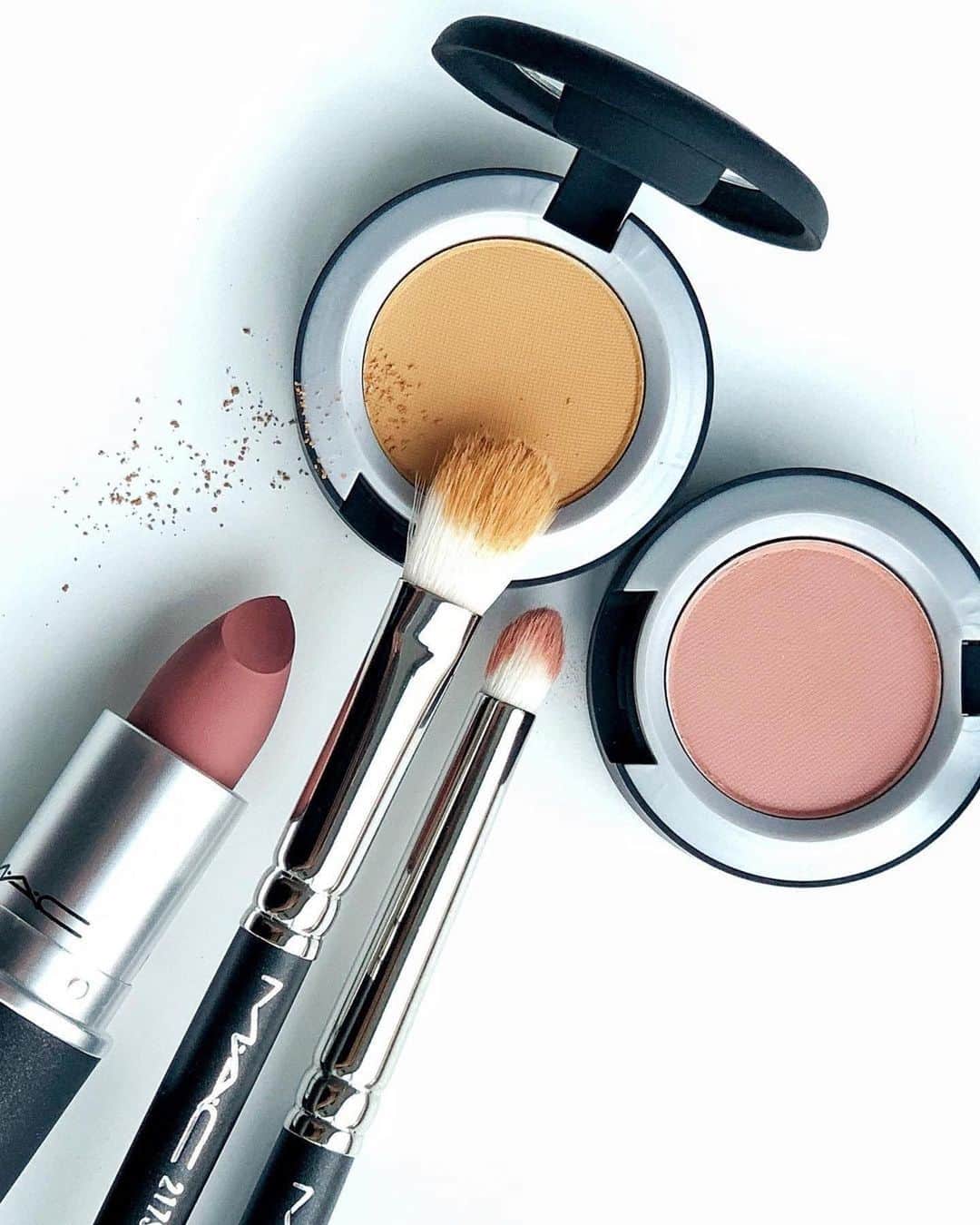 M∙A∙C Cosmetics Japanのインスタグラム：「心弾む季節はもうすぐそこ🌸💭 肌にふんわり溶け込むスフレのようなアイカラーとバターのようなつけ心地のリップスティックで、春メイクを楽しんで✨ ㅤ 定番カラーも付けるポイントをしっかり分けてお洒落な印象に。メイクルックはスワイプしてチェック👉 ㅤ 【使用製品】 ☑︎パウダーキスアイシャドウ: ディーズ バッグス アー デザイナー(アイホール全体) ☑︎パウダーキスアイシャドウ: マイ トゥイーディ(目尻、目の下) ☑︎パウダーキスリップスティック: テディ 2.0 ㅤ　　 Regram from @macpro_tokyo  ㅤ #MACパウダーキス #MACPowderKiss」