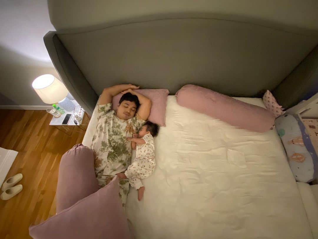 Rianti Cartwrightのインスタグラム：「Naps with Dad. @casalfonso biasanya tidur udh kyk bintang laut 🌟. Sekarang mepet di pinggir kasur gak bergeming karena ci butet maunya nempel terus sm bapaknya 🤣❤️.」