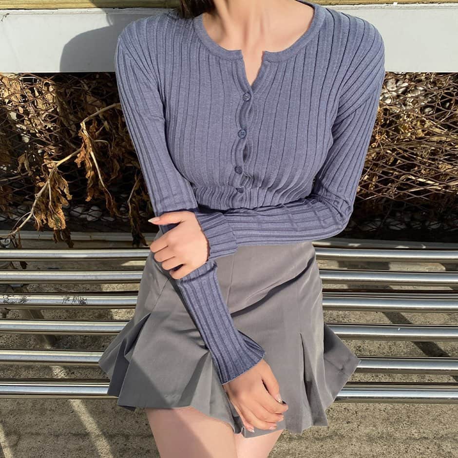 Chuuのインスタグラム：「봄이 온 건가요?🌸🌷🌿 따뜻해진 날씨로 파스텔톤의 가벼운 가디건 하나로도 만족스러운 날씨✨ 소프트한 촉감과 쫀쫀함으로 착용하자마자 슬림함이 느껴지는 가디건❣️ 컬러 별로 잔뜩 구매 많이 해주시는 츄멤님들 굿굿 짱이에용🧡  #chuu#츄#가디건맛집 #lovely_daily_look_chuu」