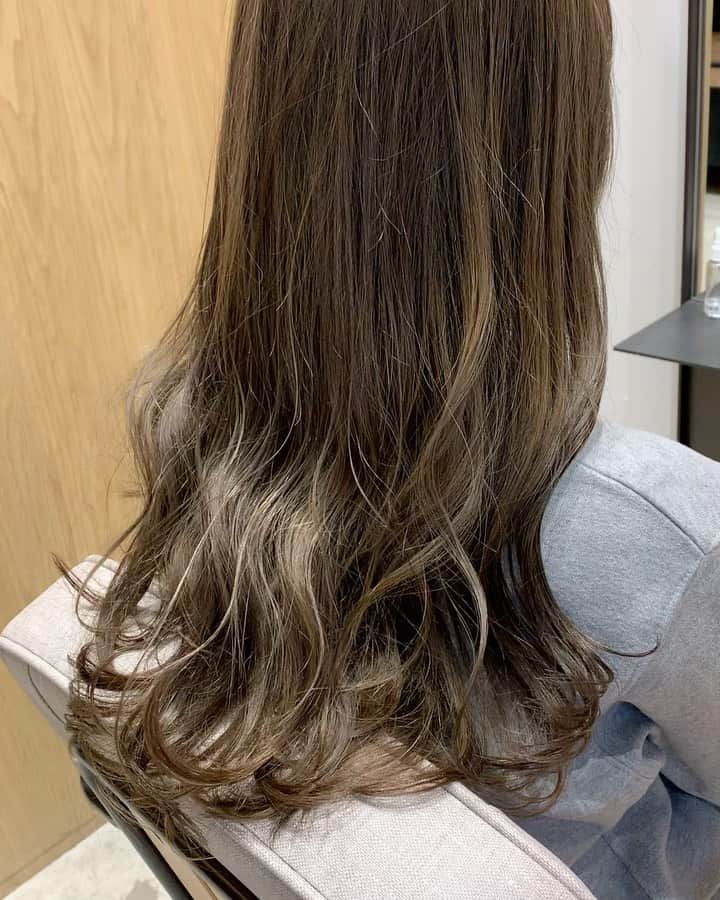 旭桃果のインスタグラム：「アッシュベージュにして頂きました  #ヘアサロン #サロンモデル  #サロンモデル東京  #サロンモデル希望 ﻿ ﻿  #スーパーロング #ロング #ロングヘアー #ロングヘア #ミックス巻き #ロングヘアアレンジ アレンジ #レイヤーボブ #ボブヘアアレンジ #ボブアレンジ #グレージュカラー #ヘアカラー #ヘアスタイル #ヘアカタログ #アッシュグベージュ #パーマ #ヘアアレンジ #アッシュ #发型 #髮型 #髮型屋 #髮型設計 #日系髮型 #長髮造型 #長髮女孩 #日系長髪 #Newhair  by @serihico」