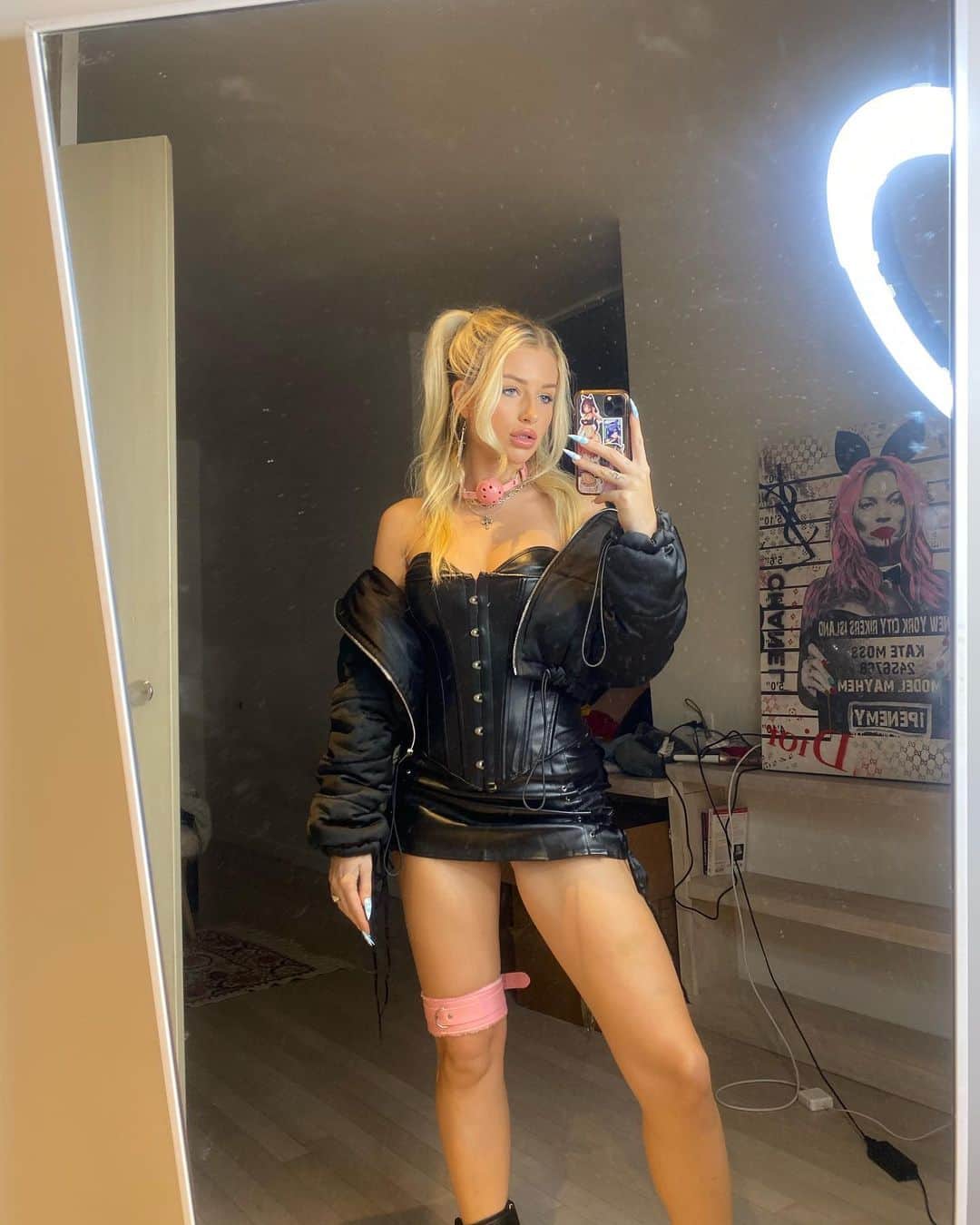 ロッティ・モスのインスタグラム：「I wanna gag I wanna choke」