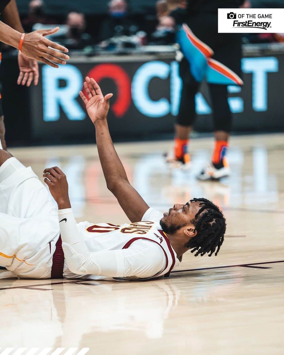 キャブスのインスタグラム：「Lend a hand. 🤝 #BeTheFight」