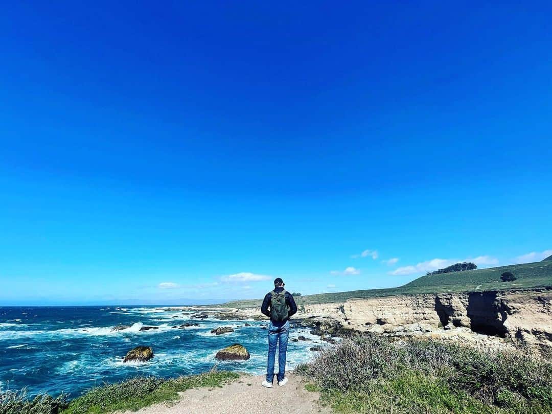 トローヤン・ベリサリオのインスタグラム：「Some guys just know how to pick a hike.」