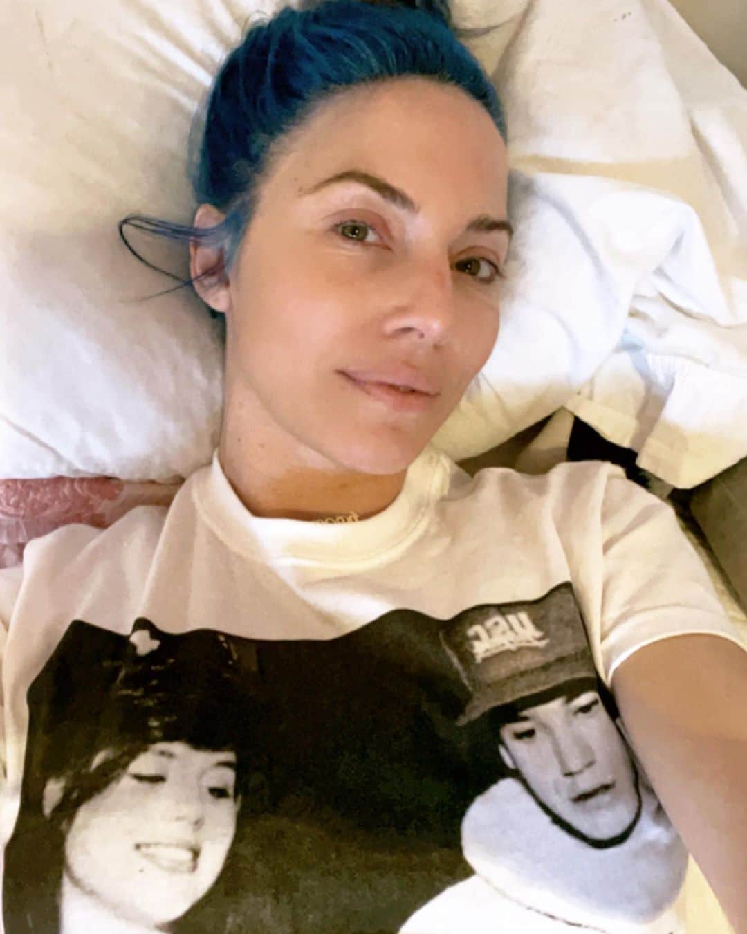 ウィットニー・カミングスのインスタグラム：「If anyone’s got a shirt I’d cherish more lmk? (@tiffanithiessen @mpgosselaar)」