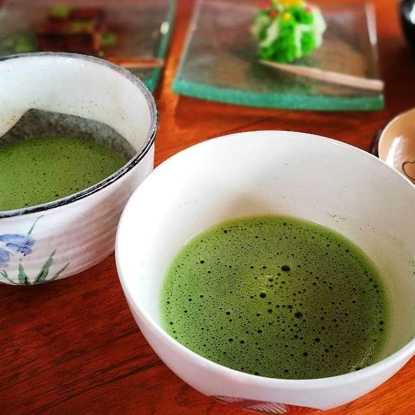 toiro_wagashiのインスタグラム：「Getting the day started 🍵  #toirowagashi #toiro_wagashi #japanasetea #wagashi」